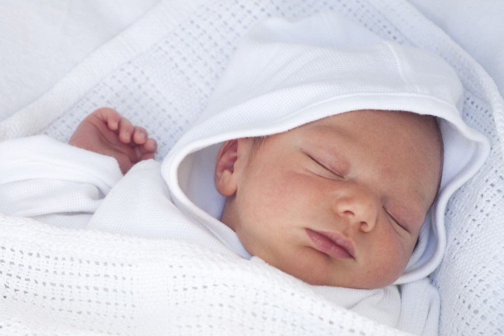 Los bebés que duermen de espaldas pueden tener cabezas planas