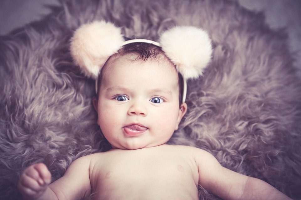 Los adornos para la cabeza de las bebés causan graves complicaciones, según pediatras
