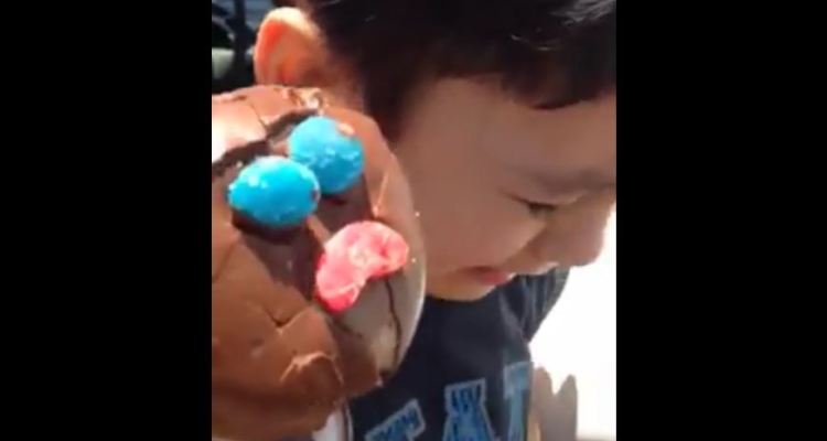 VIDEO:Niño rompe en llanto al ver que su paleta estaba triste
